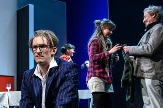 Mittelsächsisches Theater legt ab Sonntag los - Schauspieler Peter Peniaska brilliert in "Zwei Lügen, eine Wahrheit".