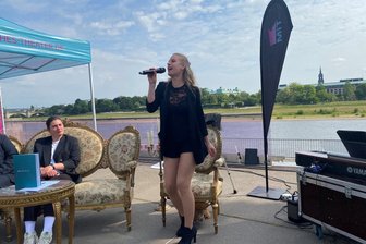Mittelsächsisches Theater rockt Dresden: Ungewöhnliche Spielplanvorstellung aus besonderem Anlass - Sängerin Anna Burger sang zur Spielzeitvorstellung des Mittelsächsischen Theaters in Dresden einen Titel aus „Cabaret“.