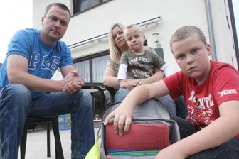 Mittelschulen in Chemnitz wollen Schüler abweisen - Familie Gläser vor ihrem gemeinsamen Haus in Reichenbrand: Weil die Mittelschule des Ortsteils nur zwei Klassen bilden darf, soll der zehnjährige Kevin (vorn rechts) nach Altendorf zwangsversetzt werden.