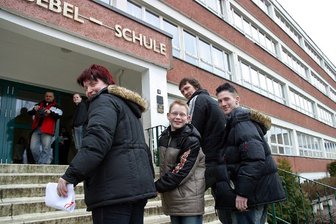 Mittelschulen unter der Lupe - 
              <p class="artikelinhalt">Gemeinsam mit Mutter Carla, Vater Jörg und Bruder Sven startete Tom Graßhoff zum Besuch der Mittelschulen. Nach dem Abstecher in die Bebel-Schule, in der schon Bruder Sven die Klasse 10 besucht, wollte die Zschopauer Familie auch in der Nexö-Schule vorbeischauen.</p>
            