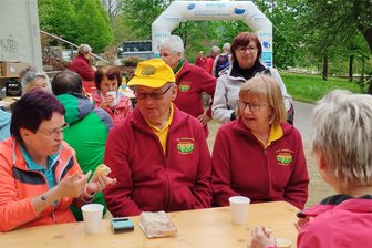Mittelstrecken sind bei der Wanderung des Reichenbacher Vereins am beliebtesten - Nach dem Wandern folgt der Austausch. Bildmitte Barbara und Harald Meckel, Schatzmeisterin und Vereinschef.