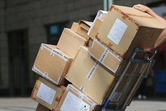 Mitten im Bestellwahn während der Weihnachtszeit: Paketzustellerin in Chemnitz angegriffen - Im Chemnitzer Stadtteil Helbersdorf ist eine Paketzustellerin angegriffen worden.