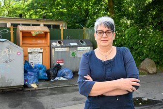 Mitten im Chemnitzer Zentrum: Illegal entsorgter Müll sorgt für Ärger - Müll wie dieser hat weder im Glas- noch im Kleidercontainer etwas zu suchen. Dabei hält sich das Aufkommen hier noch in Grenzen - oft erschweren Autoreifen oder Möbel den Zugang zu den Kübeln. Katrin Sommer ist davon genervt und befürchtet Auswirkungen auf ihre Kundschaft.
