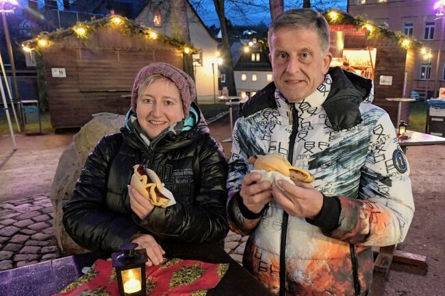 Mitten im Januar: Stollberger öffnen Mini-Weihnachtsmarkt - Die Stollberger Antje Hilpert und ihr Mann Tino Stiegler finden das "Stollberger Winterglühen" eine gute Idee. 
