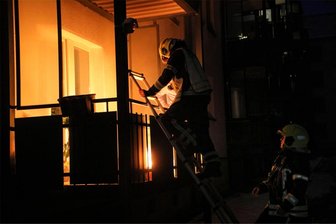 Mitten im Neubaugebiet: Balkon in Oelsnitz brennt - Wegen eines Feuers auf einem Balkon (Symbolbild) in Oelsnitz mussten am Karsamstag Feuerwehren ausrücken.