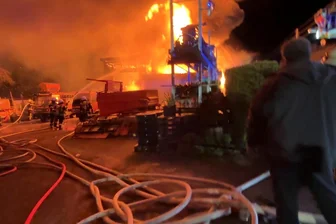 Mitten im Ort: Werkstatt- und Lagergebäude in Lichtenwalde brennt aus - Einsatzkräfte der Feuerwehr löschen einen Großbrand in einer Werkstatt in der August-Bebel-Straße Lichtenwalde.