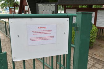 Mitten im Sommer: Badesaison am Erzengler Teich bei Brand-Erbisdorf endet vorfristig - Der Erzengler Teich bei Brand-Erbisdorf wird ab dem 18. August abgelassen. Darauf weist bereits jetzt ein Schild am Einlass zu dem Waldbad hin.