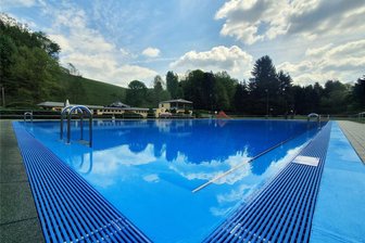 Mitten im Sommer: Freibad Krumhermersdorf ab sofort geschlossen - Das Freibad Krumhermersdorf ist aktuell verwaist.