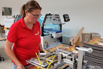 Mitten im Sommer: Produktion von Adventskalendern läuft in Lichtentanne auf Hochtouren - Mandy Becher bedient die Aufrichtstation, damit die Produkte hinter den Türchen nicht verrutschen.