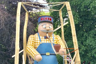 Mitten im Sommer: Rekordjagd um Riesen-Räuchermänner in Chemnitz - Der rund acht Meter große Alvin wurde an der Pelzmühle aufgestellt.