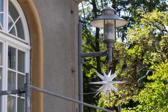 Mitten im Sommer: Stadt im Erzgebirge testet Variante für neue Weihnachtsbeleuchtung - Mitten im Sommer testet die Stadt Geyer eine mögliche neue Weihnachtsbeleuchtung am Rathaus.