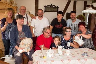 Mitten im Sommer wird es ganz weihnachtlich - De Fischbauers während einer Probe. Zur Kirmes haben sie ihren großen Auftritt. Termin ist Samstag, 15.30 Uhr, im Festzelt. Im Bild hinten v. l.: Uta Uhlemann, Jens Walther, André Seifert, Christian Zenker, Sascha Mühlberg; vorn v. l.: Jeremy Schlatter, Dieter Baldauf, Marie Zenker, Heike Schlatter und Karin Wagner. 