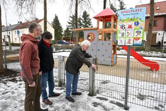 Mitten im Super-Winter: Chemnitz gibt zwei Spielplätze frei - Spielplatzpate Stefan Wolf (r.) wird sich in Borna-Heinersdorf kümmern.