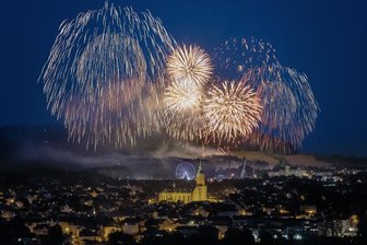 Mitten im Trubel oder lieber aus der Ferne: Die besten Plätze fürs Kät-Feuerwerk - Das Kät-Feuerwerk ist für viele ein fester Termin im Jahr – hier ein Bild von 2023. Angeschaut wird es in geselligen Runden von ganz verschiedenen Plätzen aus.