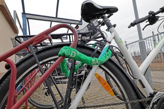 Mitten im Vogtland: Diebe brechen Keller auf und stehlen E-Bike - In Plauen wurde ein E-Nike aus dem Keller eines Mehrfamilienhauses gestohlen.