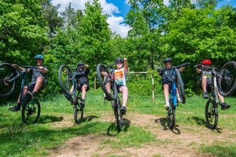 Mitten im Wald entsteht eine Bikestrecke - Fahrradfahren ist ihre Leidenschaft: Jeremias Klug, Eric Terner, Constantin Twers, Luca Opitz und Toby Opitz (von links). Sie haben sich dafür eingesetzt, in ihrem Heimatort Zschorlau eine Bikestrecke zu bekommen. Mit Hilfe der Gemeinde soll diese jetzt in der Bühle entstehen. 