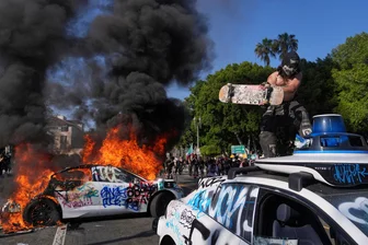 Mitten in der Krise: Trump lässt Nationalgarde in Los Angeles aufziehen - Zerstörtes Waymo-Taxi bei Protest gegen ICE-Razzien in L.A.
