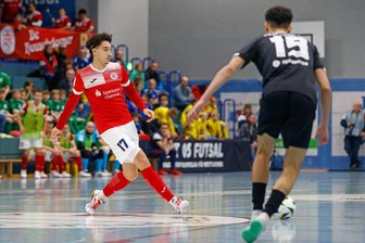 Mitten in der Saison: Warum ein Futsal-Nationalspieler den Bundesligisten Hohenstein-Ernstthal verlässt - Nationalspieler Kim Herterich (links) wechselt von HOT 05 Futsal zum polnischen Erstligisten Wroclaw.