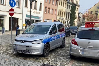 Mitten in Glauchau: Auto des Ordnungsamtes aus Meerane steht zwei Stunden im Parkverbot - Dort, wo Autos nicht parken dürfen, steht der Wagen des Meeraner Ordnungsamtes.