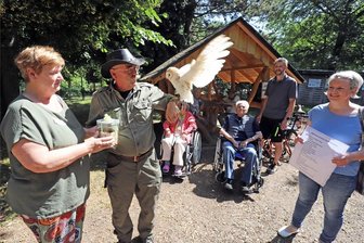 Mitten in Vorbereitungen für Familientag: Unerwartete Hilfe für Tierpark Freiberg - Birgit Bumann (l.), Sabine Windisch (r.) und Peter Heinrich bei der Übergabe der Spenden.