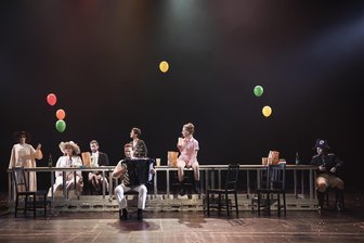 Mitten ins Herz: Wie die „Vogtland-Revue“ haarscharf an Ostalgie vorbeischrammt - Das letzte Abendmahl? Marie (Julia Hell, Mitte) trifft auf ihrer Zeitreise historische Figuren, die das Vogtland streiften oder prägten.
