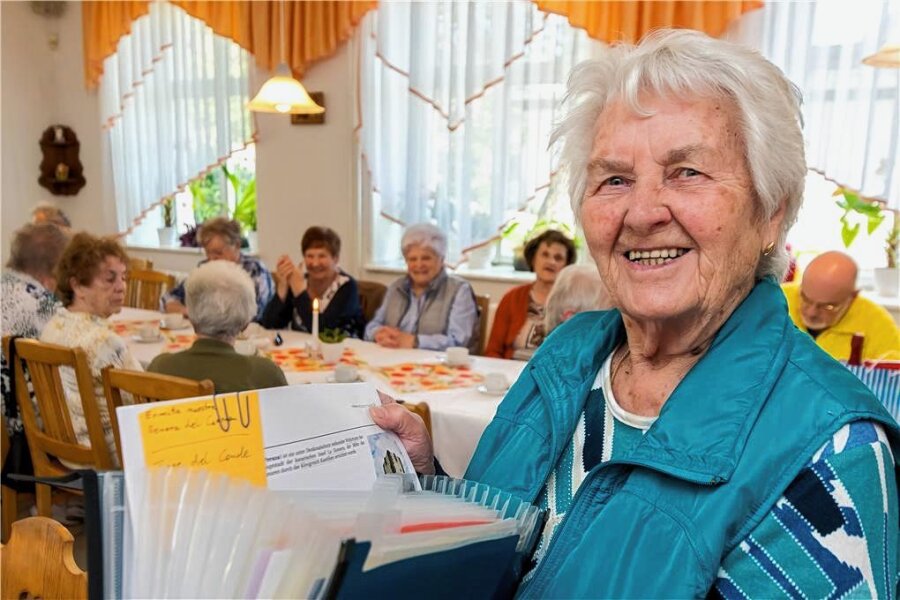 Mittendrin statt nur dabei: 86-jährige Oberneuschönbergerin organisiert Seniorenveranstaltungen - Siegrid Hofmann ist nun Ehrenmitglied des Heimatvereins. 
