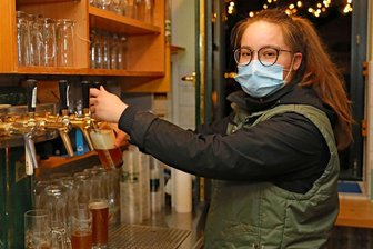 Mitternachts-Bier im Werdauer Wald: Gäste feiern Gastro-Neustart - Bei Service-Azubi Tara Teschner gab es zu mitternächtlicher Stunde jede Menge Gerstensaft.