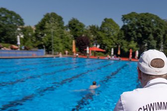 Mittleres Erzgebirge: So steht es um die Rettungsschwimmer - In vielen Freibädern im Erzgebirge gibt es einen deutlichen Personalmangel an Rettungsschwimmern.