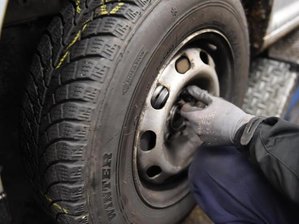 Mittlerweile ein dutzend Fälle im Erzgebirge: Unbekannte lösen Radmuttern an Autos - Unbekannte haben die Radmuttern an Autos verschiedener Marken im Raum Aue, Eibenstock, Johanngeorgenstadt und Schwarzenberg wurden manipuliert.