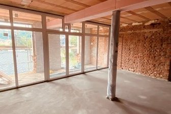 Mittlerweile vier Millionen Euro für Wohnungen in Strumpffabrik - Eine der künftigen Wohnungen in der einstigen Wilhelm-Rudolph-Strumpffabrik: Oft Loft-Charakter, barrierefrei, die meisten mit großem Balkon oder Loggia. Zudem werden teils Original-Elemente wie rohe Ziegelwände oderEisenträger belassen.
