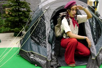 „Mittnight Show“ in Mittweida: „Ich werd‘ erwachsen – holt mich hier raus.“ - Moderatorin Nayma König in der Kulisse für die Mittnight-Show.