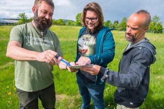 Mittsommernächte bringen Germanen ins Erzgebirge - Udo Kreher, Aaron Wagner und Ronny Barth (von links) vom Verein Asatru Germanitas Miriquidi sind gespannt, wie die Bärensteiner Mittsommernächte im Erzgebirge ankommen. 