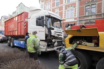 Mittweida: 45.000 Euro Sachschaden nach Kollision an Kreuzung - In Mittweida krachten auf der S 200 zwei Lkw zusammen.