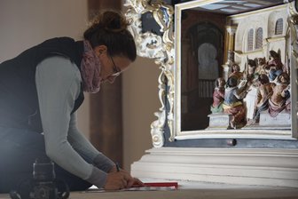 Mittweida: Altar der Stadtkirche ist fertig restauriert - Restauratorin Anne-Kathrin Läßig dokumentiert ihre Arbeit am Altar der Stadtkirche in Mittweida.