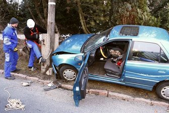 Mittweida: Auto prallt an Strommast - Fahrer schwer verletzt - Ein 79-Jähriger ist am Dienstagabend auf der Lauenhainer Straße mit seinem Hyundai gegen einen Strommast gepallt und schwer verletzt worden.