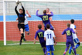 Mittweida: Chemnitzer FC gewinnt beim Jubiläums-Spiel - Germania Mittweida (weiß) mit Torwart Tom Lommatzsch gegen FC Erzgebirge Aue