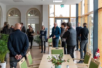 Mittweida: Das sind die Sieger der Staatspreise für Bauen im ländlichen Raum - Im Wasserkraftwerk Mittweida wurden die Sächsischen Staatspreise Ländliches Bauen 2023 verliehen. Im Rahmenprogramm besuchten Teilnehmer bei Exkursionen herausragende Beispiele ländlicher Baukultur wie den Generationenbahnhof Erlau, der 2019 ausgezeichnet wurde. Hier Wolfgang Ahnert bei der Führung in einem Raum der Tagespflege.