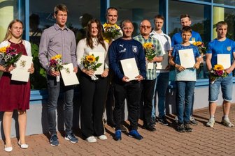 Mittweida ehrt verdiente Sportler - Bis auf die verletzungsbedingt nicht anwesende Anne Weigold nahmen alle Ausgezeichneten ihre Ehrung persönlich entgegen, nicht im Ratsaal wie zuvor, sondern in der Turnhalle am Schwanenteich. 