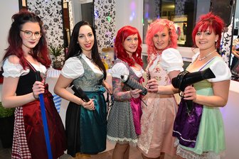 Mittweida feiert Oktoberfest im März - Mit dabei waren Vivian, Julia, Sandy, Sandra und Wencke (Foto, v. l.) von den H + K Studios Rochlitzer Straße Ecke Poststraße.