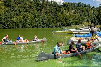 Mittweida: Ferienlager trotz weniger Angebote in der Region - Im Abenteuercamp Lauenhain ging es für die 16 Kinder und Jugendlichen aufs Wasser. Nach dem gemeinsamen Grillen stand Geocaching auf dem Programm, bevor es mit der Fähre zurückging.