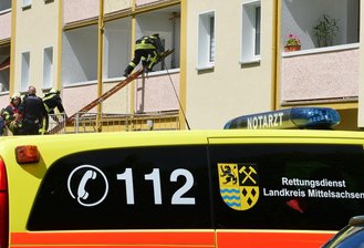 Mittweida: Frau von Balkon gestürzt - Die Feuerwehr Mittweida musste in die Wohnung einer Frau einsteigen, die zuvor vom Balkon in die Tiefe gestürzt war. Die Feuerwehrleute hatten die verletzte Frau zuvor bereits gerettet und einer Notärztin übergeben, die mit dem Rettungshubschrauber zum Ort des Geschehens gebracht worden war.
