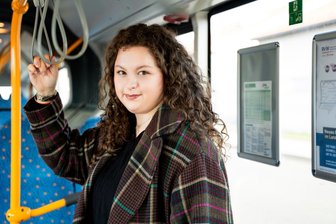 Mittweida–Freiberg: So viel schneller geht es derzeit mit dem Bus - Pendelt aus der anderen Hälfte Mittelsachsen nach Freiberg: Reporterin Ellis Kupfer im Schienenersatzverkehr RE 3 von Oederan nach Freiberg.