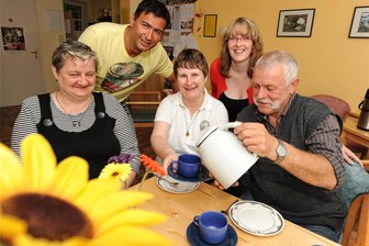 Mittweida: Gesprächsangebot Trialog geht in die 14. Runde - In der Kontakt- und Beratungsstelle „Sonnenblume“ können Betroffene, wie Martina Rampold (l.) und Kerstin Polster (2. v. l.) Kraft tanken. Die Fachkräfte Stefan Kießlich und Lynn Zickmantel werden dabei von ehrenamtlichen Helfern unterstützt, zu denen auch Hans-Joachim Rolke (r.) zählt.