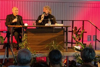 Mittweida: Gysi erntet Beifall für Kritik am Krieg und für Bonmots - Deutschlands bekanntester Linken-Politiker Gregor Gysi, hier auf der Bühne mit Moderator Hans-Dieter Schütt (r.), richtete ans Publikum in Mittweida auch mahnende Worte. 