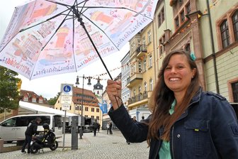 Mittweida hat das Wetter auf dem Schirm: Wie das Landeserntedankfest durch den Regen kommt - Stadtsprecherin Nancy Wagner mit dem passenden Schirm zum Landeserntedankfest in Mittweida.