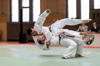 Mittweida hat drei neue Meister-Judoka - Neben Theorieprüfungen mussten die Mittweidaer Leon Petzold (unten) und Emil Hilger mit ihren Würfen überzeugen.