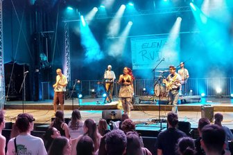 Mittweida im Festivalfieber: 600 Leute feiern beim Campusfestival - Am Donnerstagabend trat unter anderem die Band Elena Rud mit gleichnamiger Frontsängerin auf.
