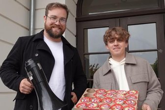 Mittweida isst Pudding mit Gabeln: Süßer Trend bringt Hunderte zusammen - Maximilian Schulze und Karl Friedrich Kraut bei „Pudding mit Gabel essen“.