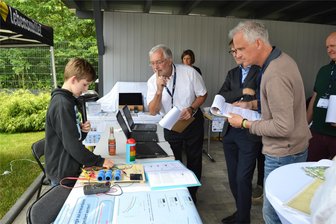 Mittweida: Junge Talente pitchen ihre Projekte - Die Teilnehmer wie Richard Jerzembek (l.) pitchten ihr Projekt innerhalb von drei Minuten vor der Jury.
