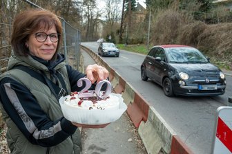 Mittweida kämpft mit Dauerbaustelle: 20 Jahre Engpass auf der Burgstädter Straße - Petra Scholz mit einer Torte, die „Freie Presse“ zum 20-Jährigen des Bauproblems an der Burgstädter Straße mitgebracht hat. Wie weitere Anwohner ist sie „genervt“.